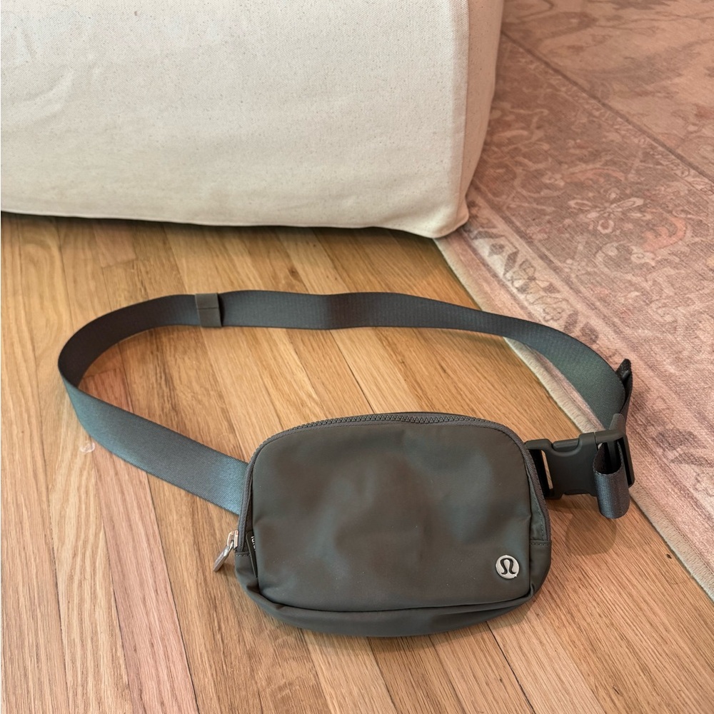 Lululemon Everywhere belt bag